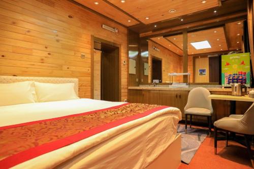 Кровать или кровати в номере 50100 Hotel