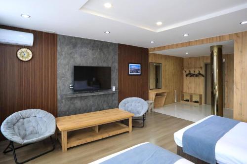 Телевизор и/или развлекательный центр в 50100 Hotel