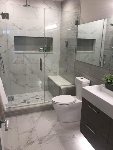 a bathroom with a shower and a toilet and a sink at XV Apartamento en san Isidro in Mendoza