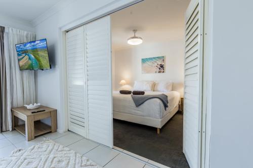 Postel nebo postele na pokoji v ubytování Narli Shores -1-Bedroom Unit, Spa Bath and Lagoon Pool, Minutes From the Beach!
