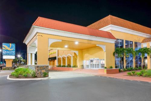 Un centro comercial con un edificio por la noche. en Quality Inn & Suites Conference Center, en New Port Richey