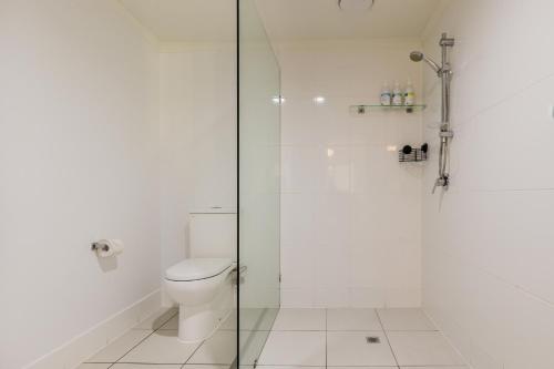 Koupelna v ubytování Narli Shores -1-Bedroom Unit, Spa Bath and Lagoon Pool, Minutes From the Beach!