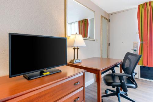 Una televisión o centro de entretenimiento en Quality Inn & Suites Conference Center