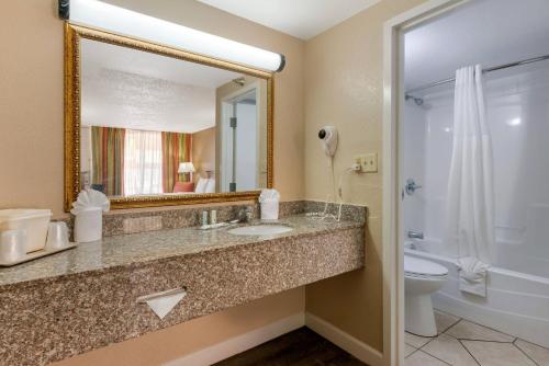 Un baño de Quality Inn & Suites Conference Center