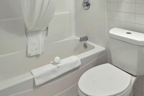 Un baño de Quality Inn & Suites Conference Center