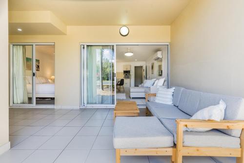 Posezení v ubytování Narli Shores -1-Bedroom Unit, Spa Bath and Lagoon Pool, Minutes From the Beach!