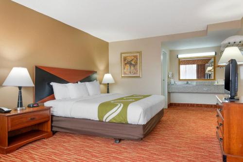 Cama o camas de una habitación en Quality Inn & Suites Conference Center