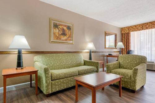 Zona de estar de Quality Inn & Suites Conference Center