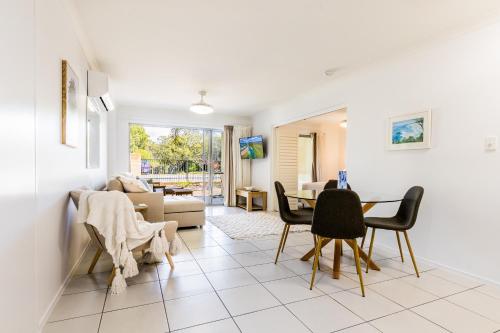 Posezení v ubytování Narli Shores -1-Bedroom Unit, Spa Bath and Lagoon Pool, Minutes From the Beach!