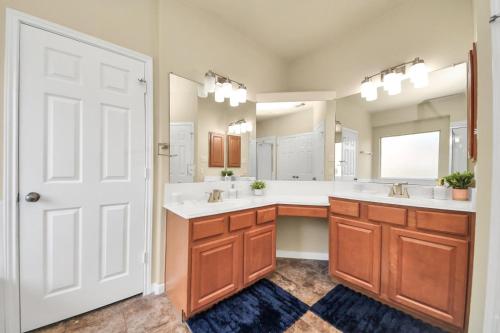 Gambar di galeri bagi Stylish 6BR Retreat, Pool and Lake Trail, Sleeps 14 di Fresno