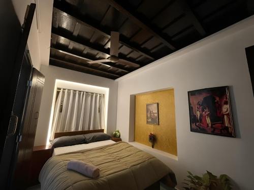 Ein Bett oder Betten in einem Zimmer der Unterkunft Periyaveettil Heritage