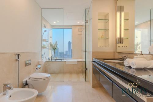 The Glamorous tesisinde bir banyo