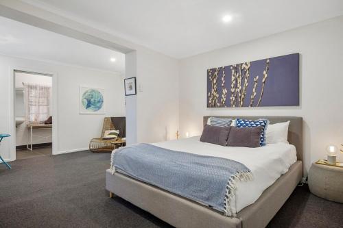 une chambre avec un grand lit dans une pièce dans l'établissement HOBART 2 Bedroom, à West Hobart