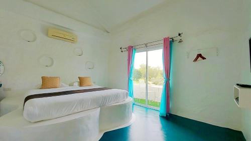Postel nebo postele na pokoji v ubytování The Buda Resort Muaklek