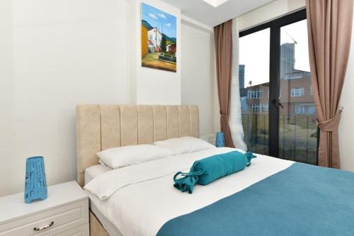 En eller flere senge i et værelse på Kardes Apartment