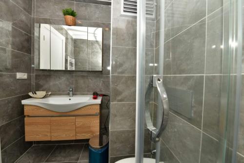 Et badeværelse på Kardes Apartment