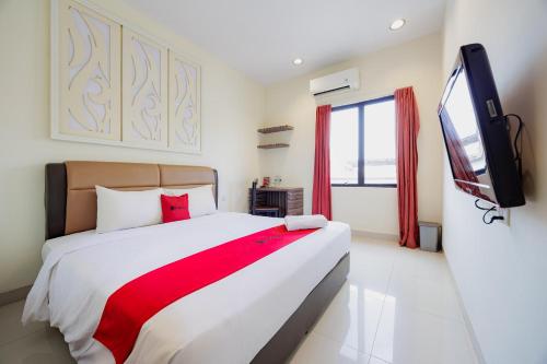 Кровать или кровати в номере RedDoorz Plus near Ferry Terminal Batam Center