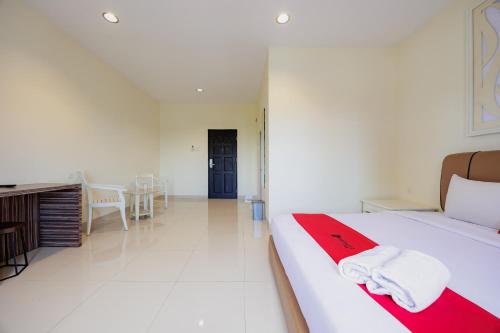 Кровать или кровати в номере RedDoorz Plus near Ferry Terminal Batam Center