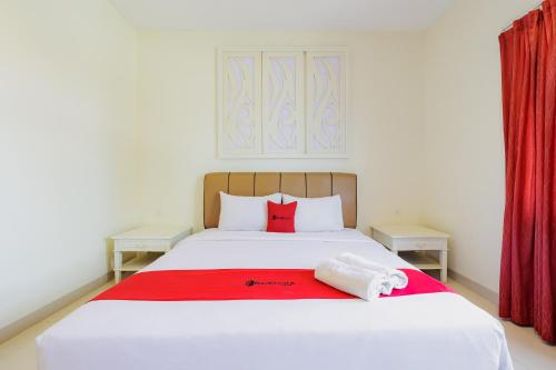 Кровать или кровати в номере RedDoorz Plus near Ferry Terminal Batam Center