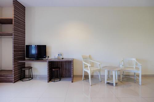 Телевизор и/или развлекательный центр в RedDoorz Plus near Ferry Terminal Batam Center
