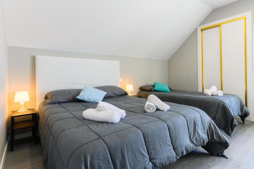 two beds with towels on them in a bedroom at VILLA Formonte in Los Ángeles de San Rafael