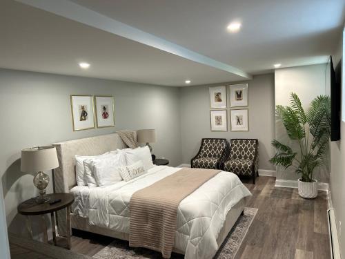 a bedroom with a bed and two chairs in it at The Highland Oasis in Ephrata