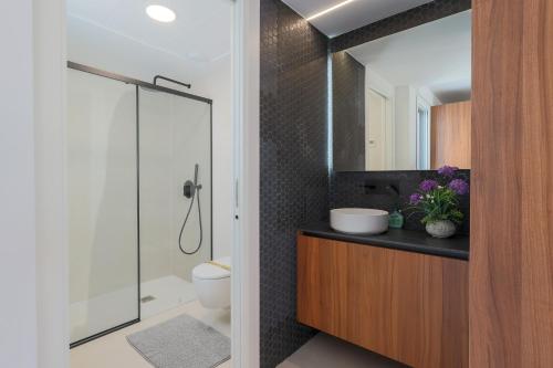 a bathroom with a shower and a toilet and a sink at Luxe villa Santa Rosalia in Torre-Pacheco