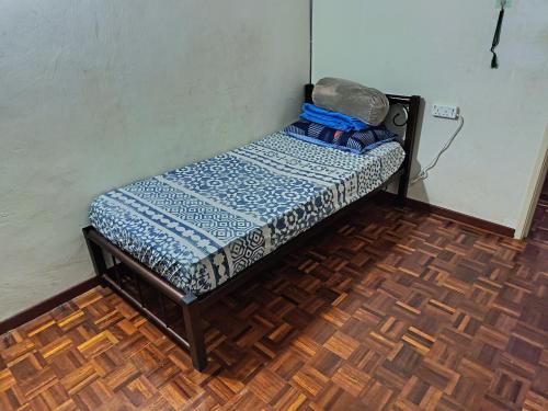 a small bed in a corner of a room at Macchiato Homestay in Klang
