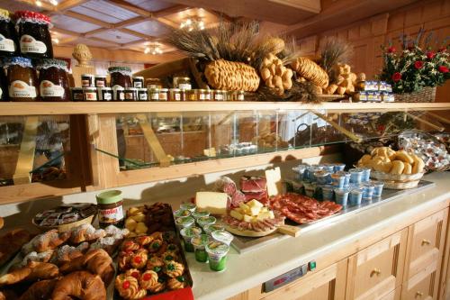 a buffet with many different types of food on a counter at Hotel Garni La Roccia in Andalo