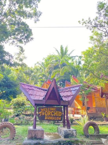 Un cartel de bienvenida al reino imperial frente a un edificio. en New orchid, en Padangguci