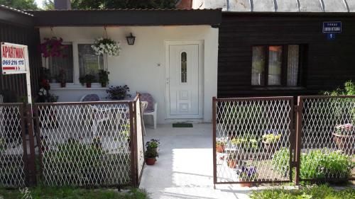 Un jardín fuera de Apartment Aleksić