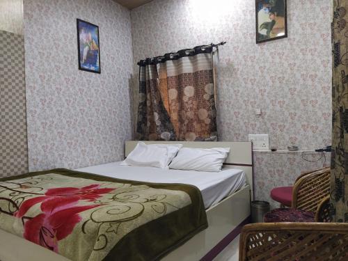 Postel nebo postele na pokoji v ubytování Radhey Radhey Guest House