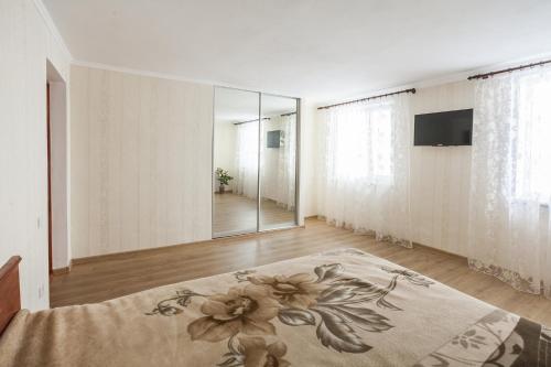 Televisyen dan/atau pusat hiburan di Apartment on Zhukovskogo