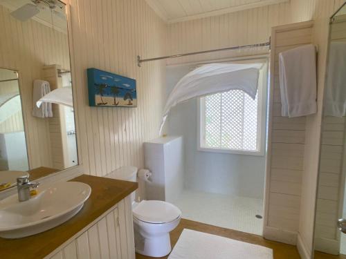 łazienka z białą toaletą i umywalką w obiekcie Bolt Hole Villa w mieście Port Antonio
