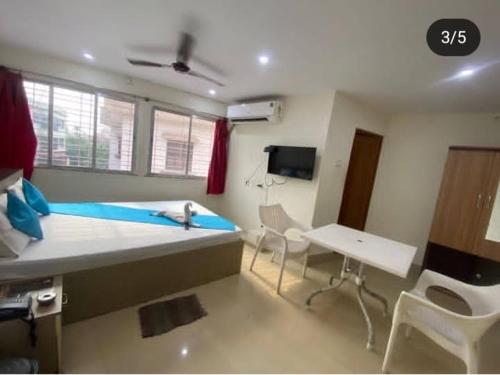 En eller flere senge i et værelse på FabHotel Vhyom Sky Palace