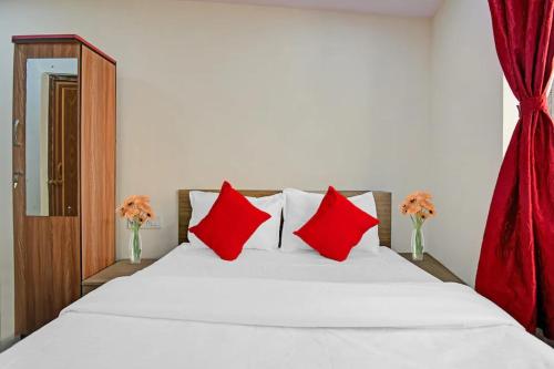 En eller flere senge i et værelse på FabHotel Vhyom Sky Palace