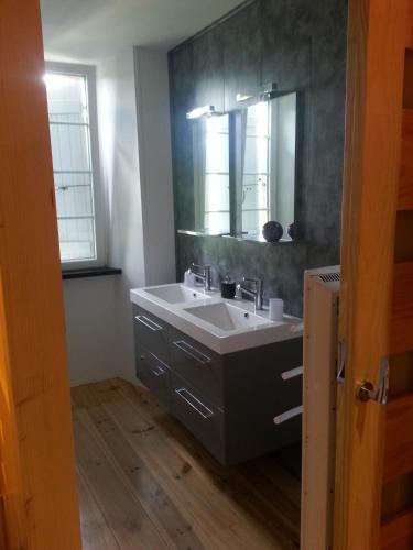 une salle de bain avec un lavabo et un miroir dans l'établissement La Maison Des Badons, à Saint-Basile