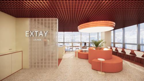 ソウルにあるTHE EXTAY Lounge Jongnoの大きな窓のあるオフィスロビー(オレンジの椅子付)