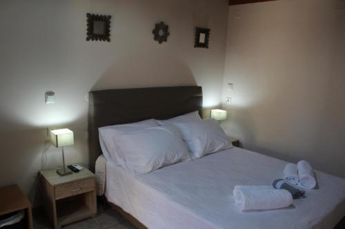 een slaapkamer met een bed met twee handdoeken erop bij My Rooms in Chania