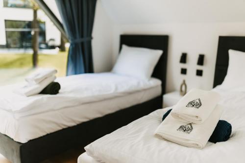 two beds sitting next to each other in a room at Treehouses in Skorochów
