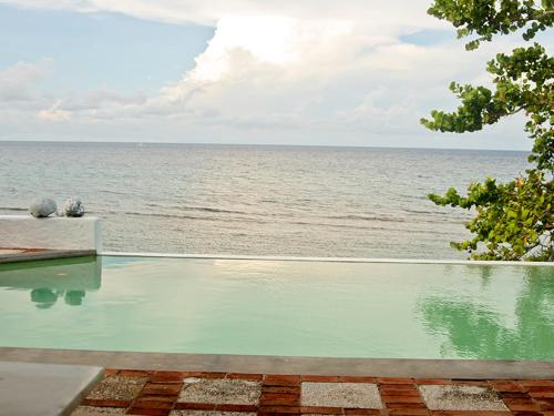 basen z widokiem na ocean w obiekcie Bolt Hole Villa w mieście Port Antonio