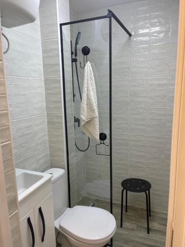 ein Badezimmer mit Dusche, Toilette und Waschbecken in der Unterkunft Garsonieră stil hotel in Slatina