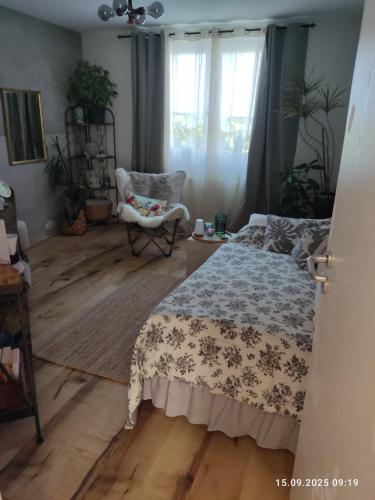 ビーレフェルトにあるEinzelzimmer neu, von Privatperson , inkl Netflixのベッドと椅子のある寝室