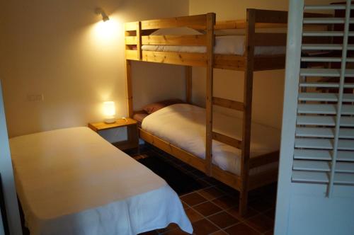 Двухъярусная кровать или двухъярусные кровати в номере La maison d'hôtes Ty Pic