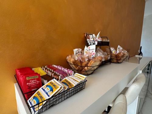 a shelf with two baskets of food and bread at Aurora Rooms and Suite in Albignasego