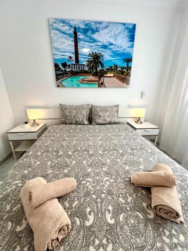 ein Schlafzimmer mit einem Bett mit zwei Handtüchern darauf in der Unterkunft Quiet Corner by the Beach in Mogán