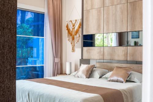 Postel nebo postele na pokoji v ubytování Pool view Rawai condo by IBG Property 102