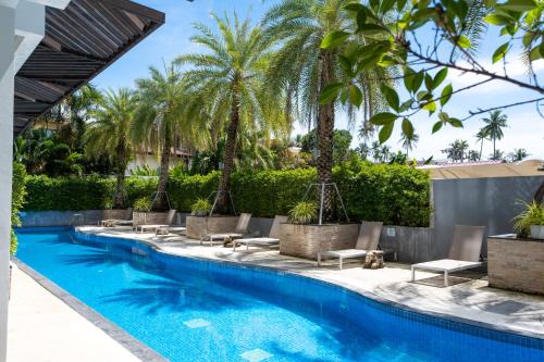 Bazén v ubytování Pool view Rawai condo by IBG Property 102 nebo v jeho okolí