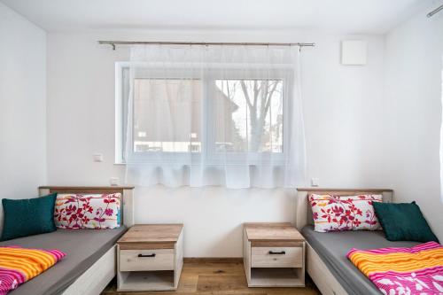 two twin beds in a room with a window at City Villa Bad Dürrheim EG in Bad Dürrheim