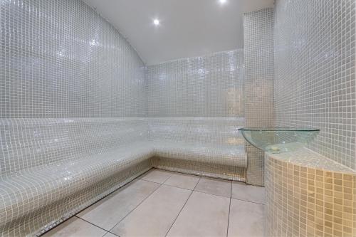 The Menord Hotelにあるバスルーム